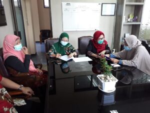 Penandatanganan Pernyataan Komitmen Bersama Pimpinan dan perwakilan Civitas Akademika (Dosen, tendik, dan mahasiswa) terhadap Pelaksanaan Kebijakan K3