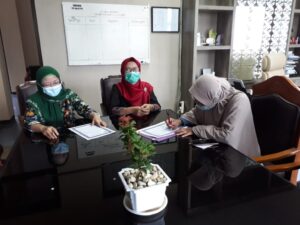 Penandatanganan Pernyataan Komitmen Bersama Pimpinan dan perwakilan Civitas Akademika (Dosen, tendik, dan mahasiswa) terhadap Pelaksanaan Kebijakan K3