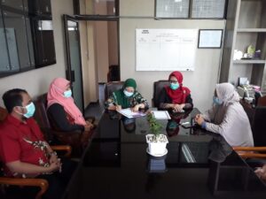 Penandatanganan Pernyataan Komitmen Bersama Pimpinan dan perwakilan Civitas Akademika (Dosen, tendik, dan mahasiswa) terhadap Pelaksanaan Kebijakan K3