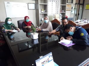 Penandatanganan Pernyataan Komitmen Bersama Pimpinan dan perwakilan Civitas Akademika (Dosen, tendik, dan mahasiswa) terhadap Pelaksanaan Kebijakan K3