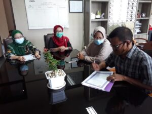 Penandatanganan Pernyataan Komitmen Bersama Pimpinan dan perwakilan Civitas Akademika (Dosen, tendik, dan mahasiswa) terhadap Pelaksanaan Kebijakan K3