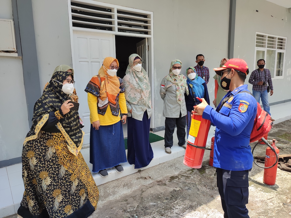 Dosen dan Tendik FKM Unej sedang mendengarkan penjelasan mengenai APAR dari Dinas Damkar Kabupaten Jember