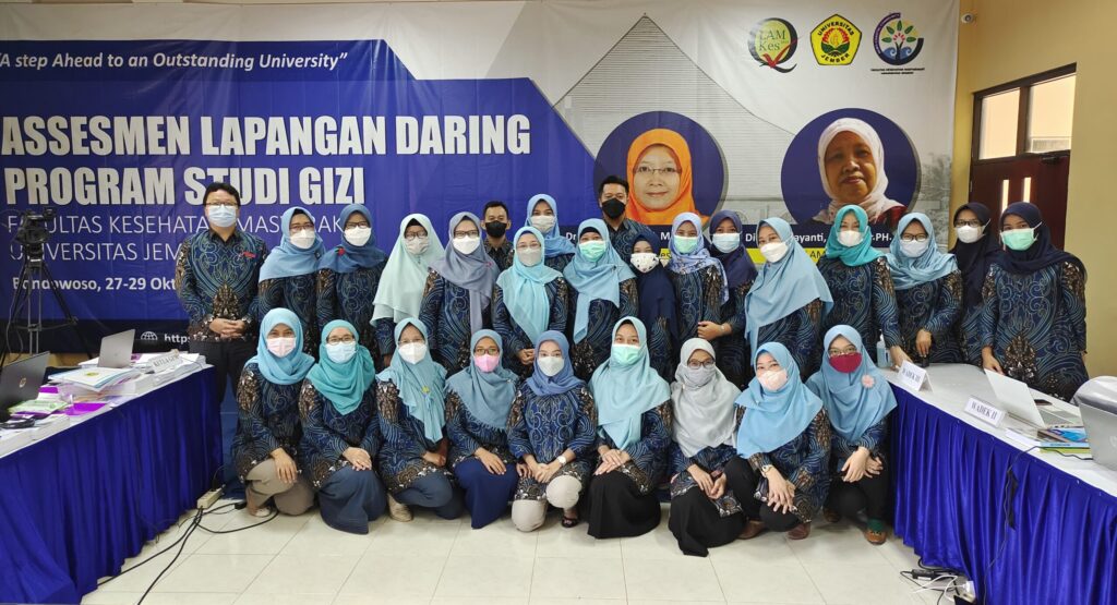 Foto bersama tim akreditasi program studi S1 Gizi FKM Unej (Hari 1)