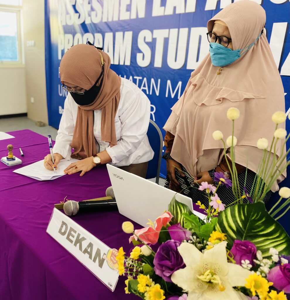 Penandatanganan berita acara visitasi lapangan daring oleh Dekan FKM Unej dan Kaprodi Program Studi Gizi