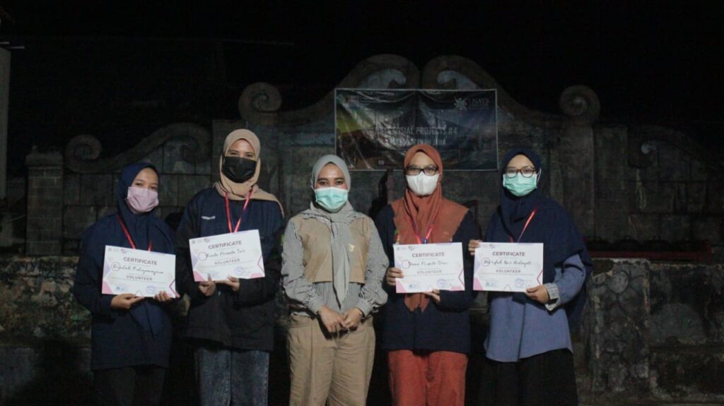 Foto bersama relawan pengabdian kepada masyarakat