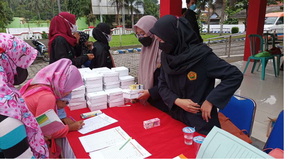 Para tamu undangan mengisi registrasi dan mengambil nomor antrian yang nantinya digunakan untuk cek kesehatan ibu dan bayi