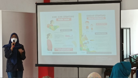Penyuluhan stunting yang disampaikan oleh Alisa Ulinuha Zulfa, Rohmatin Nafisah dan Aisyah Embun, yang merupakan mahasiswa aktif Fakultas Kesehatan Masyarakat Universitas Jember
