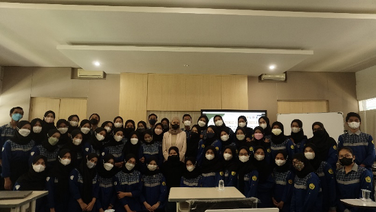 Foto bersama narasumber dan peserta pada kegiatan