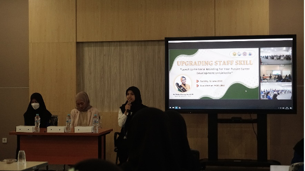 Pemberian kata sambutan oleh pembina BEM Ibu Reny Indrayani
