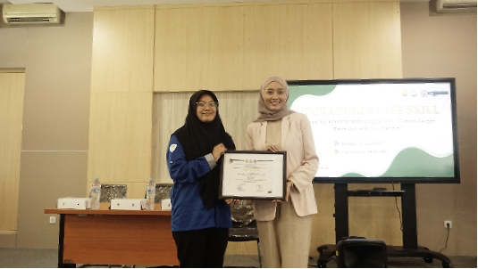 Penyerahan sertifikat kepada narasumber