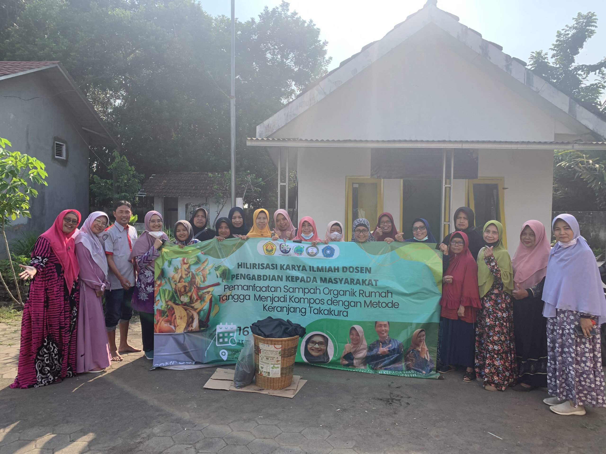 Kelompok Riset Environmental Health of Agriculture (Keris EHA) Memberikan Pelatihan Pembuatan Kompos bagi PKK di Kelurahan Kranjingan