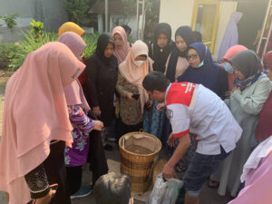 Praktik Pelatihan Pembuatan Kompos bagi PKK di Kelurahan Kranjingan