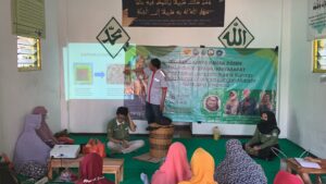 Pemberian materi mengenai Pembuatan Kompos bagi PKK di Kelurahan Kranjingan