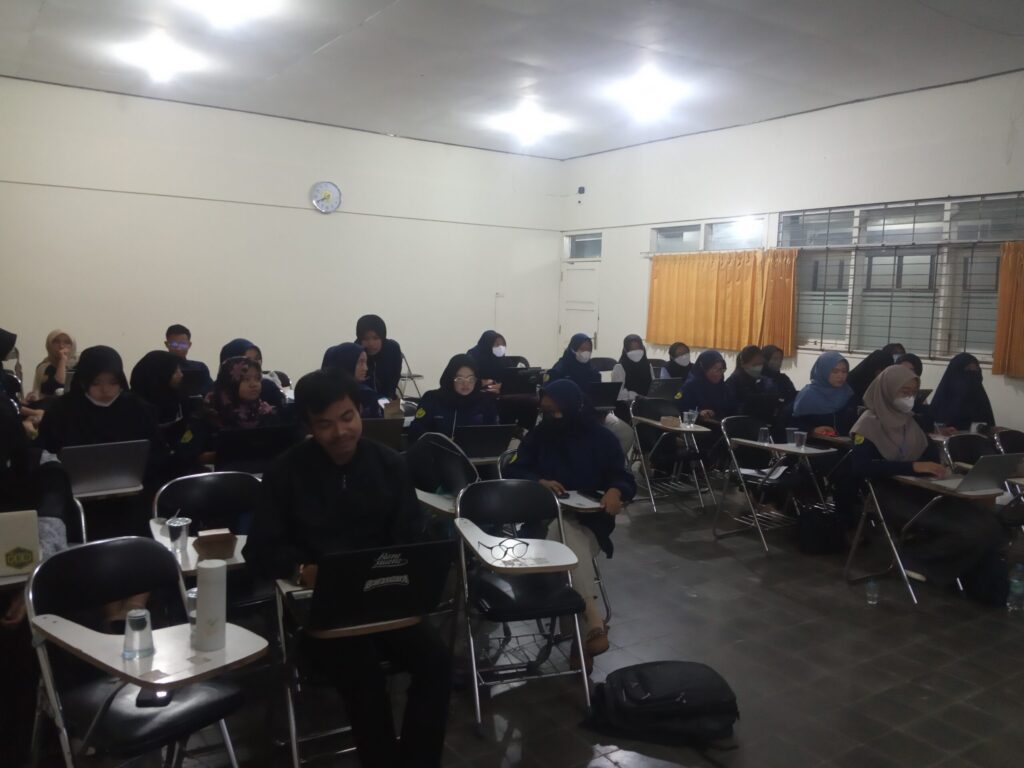 Suasana Pelatihan Desain Grafis Perkuat Kemampuan Mahasiswa dalam Membuat Media Promosi Kesehatan