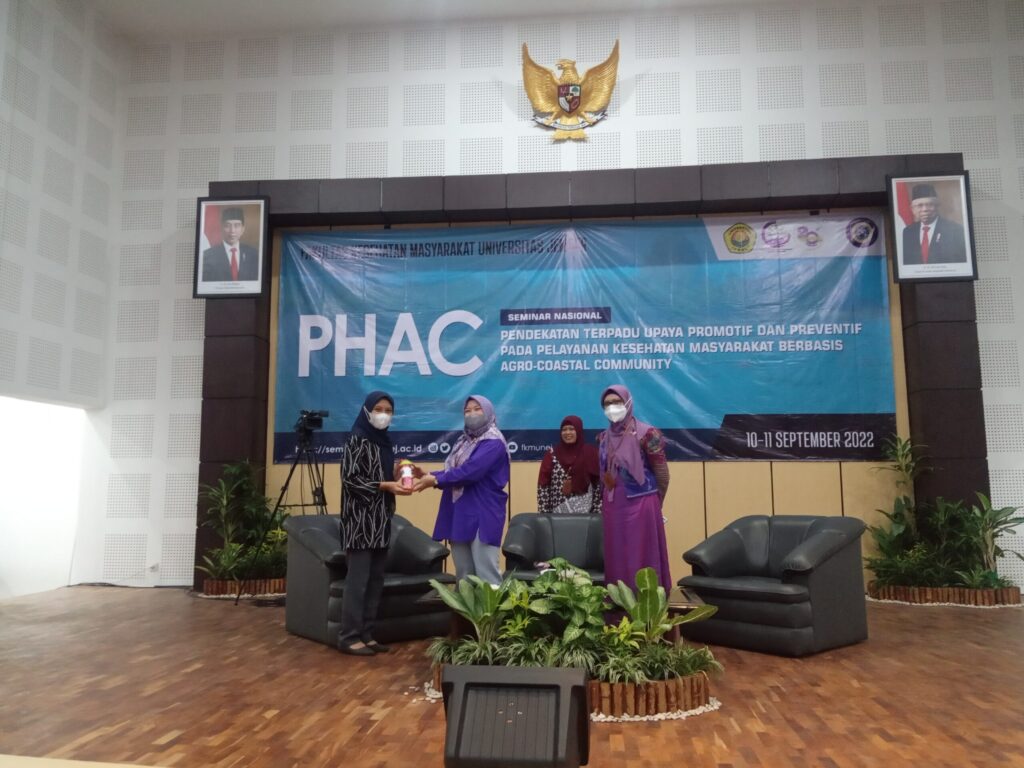 Penyerahan Hadiah kepada Penanya Terbaik