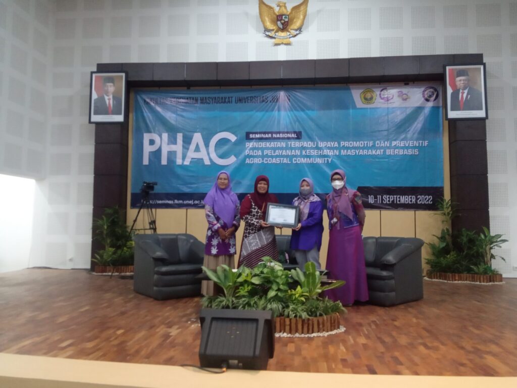 Penyerahan Sertifikat Moderator oleh Dekan FKM UNEJ