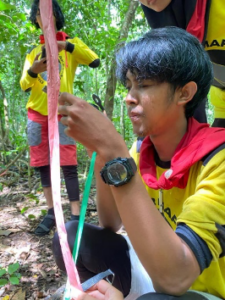 mempelajari susunan atau komposisi vegetasi secara bentuk (struktur) vegetasi dari tumbuh-tumbuhan