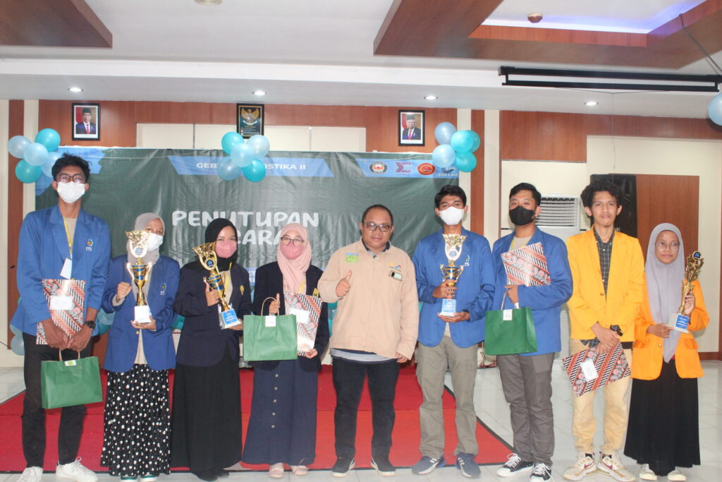 Sesi foto bersama juara Gebyar Statistika II