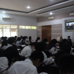 Pemaparan Materi Ke-1- Pemutaran Video Pengenalan Kesehatan Masyarakat oleh Febri Adhandi selaku Ketua Umum HIMAKEMA 2022 2