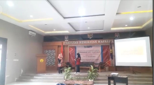 Pemberian materi oleh Dinas Kesehatan Kabupaten Jember tentang HIV:AIDS dan kondisinya di Kabupaten Jember