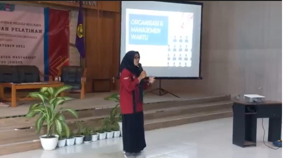 Pemberian materi oleh internal KOMPLIDS Saudari Farihatul Isnaini tentang organisasi dan menejemen waktu