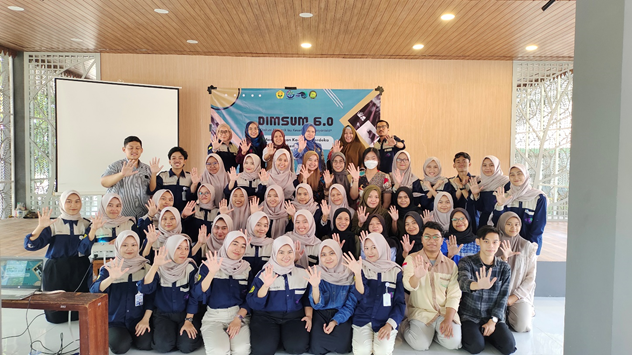 Foto bersama narasumber dengan pose tangan stop kekerasan seksual